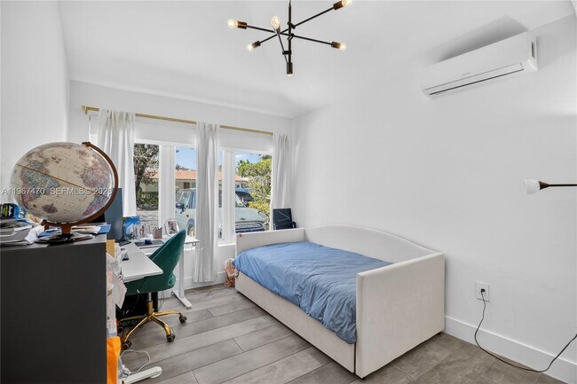 Building Photo - 837 Alberca St