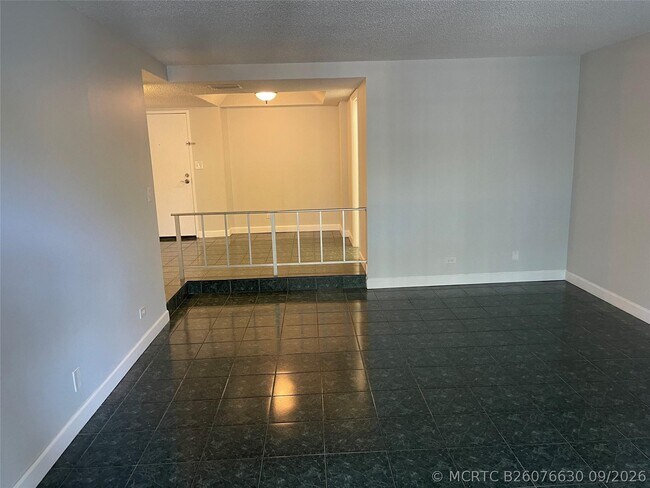 Building Photo - 3740 Inverrary Dr
