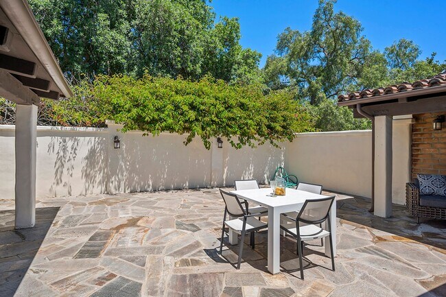Building Photo - This Beautiful Hacienda Style Home combine...