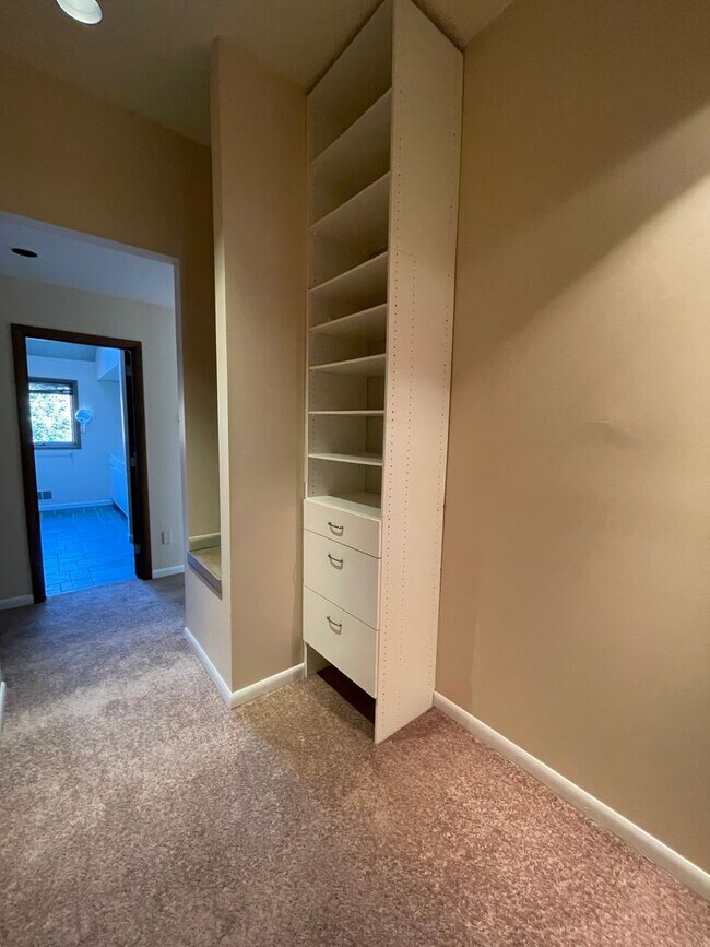 Building Photo - Glenview Hills HUGE 3 Bedroom 2.5 Bath Hom...