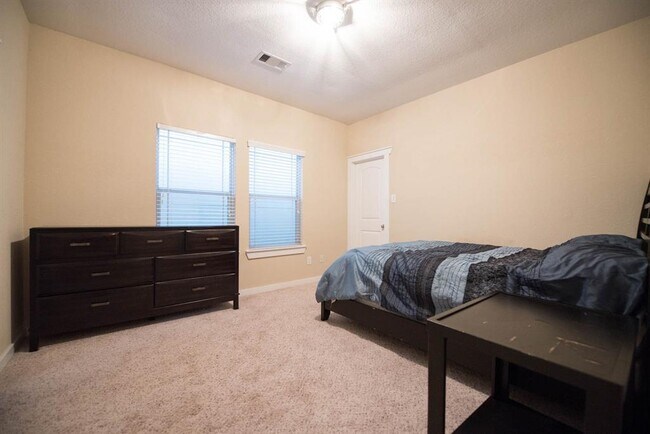 Building Photo - 5927 Kansas St