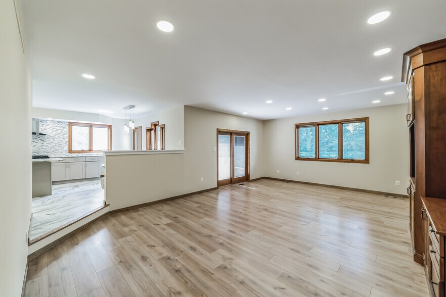 Building Photo - 468 Long Ln