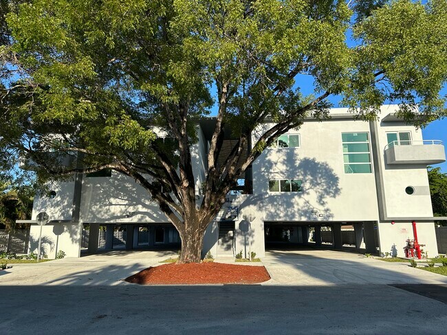 Building Photo - 641 Palmetto Dr