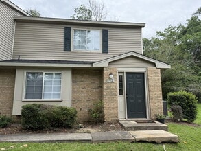 Building Photo - Just minutes from the University of South Alabama, this updated condo features fresh paint, lamin...