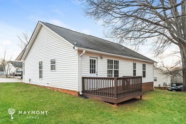 Building Photo - Charming 3-Bedroom