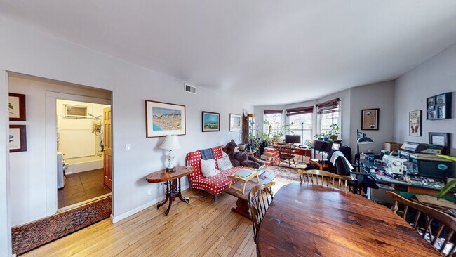 Building Photo - Remodeled 2BR in Victorian | Oversized Living & Dining | Walk to Yale | Massive Walk-In Closet