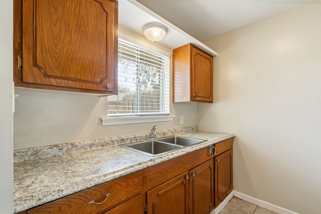 Building Photo - 708 W 10th St
