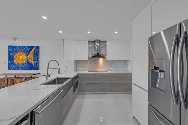 Building Photo - 5555 Collins Ave
