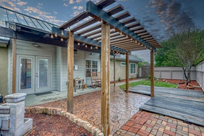 Building Photo - 1002 Bayview Dr