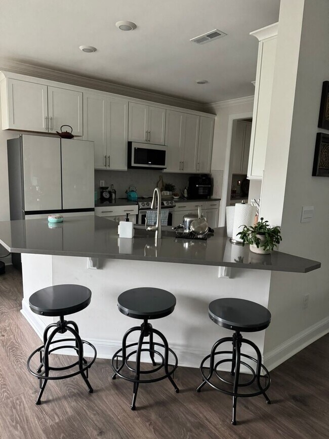 Building Photo - Spacious 4BR Single Family House with swim...