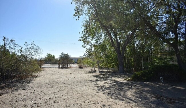 Building Photo - 3Bed, 2Bath **ON 2.5 ACRES!** Internet Paid.