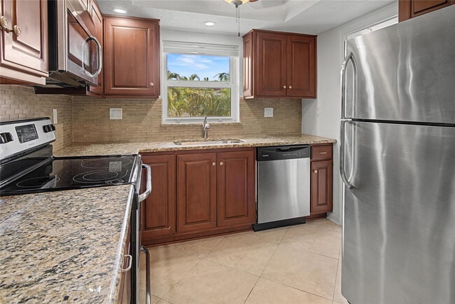 Building Photo - 100 SE 6th Ave