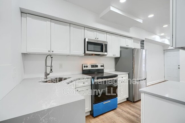 Building Photo - 1153 Sargeant St