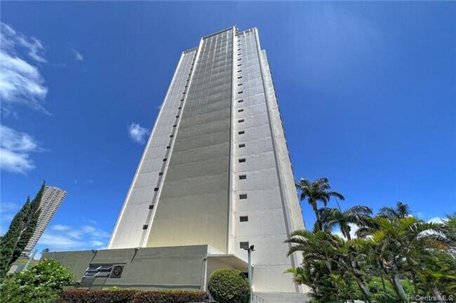 Building Photo - Views and Location!