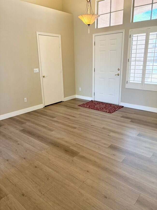 Building Photo - **BEAUTIFUL & SPACIOUS 3 BEDROOM/2 BATHROO...