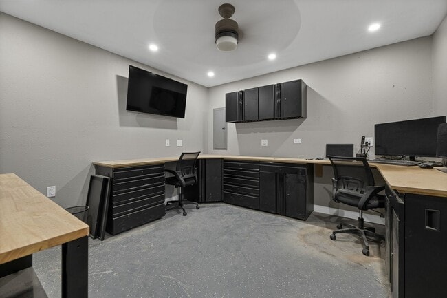 Building Photo - 4 BED | 2 BATH | BARNDOMINIUM | HOT SPRING...