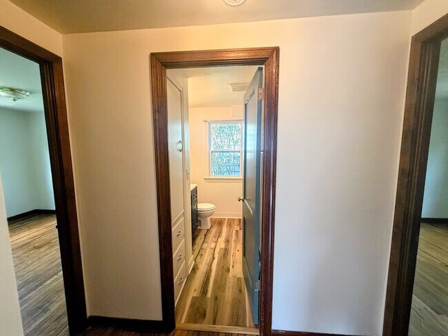 Building Photo - Three bedroom one bathroom home for rent