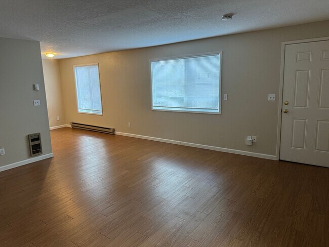 Building Photo - Spacious 2br/1.5ba 2-level Apt with washer/dryer included
