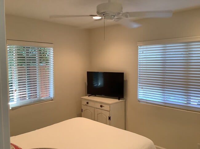 Building Photo - 2700 1st NE Ave