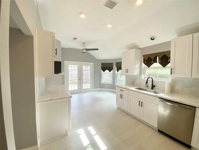 Building Photo - 14218 Manderly Dr