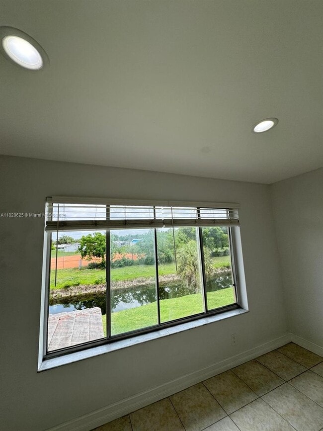 Building Photo - 9919 Twin Lakes Dr