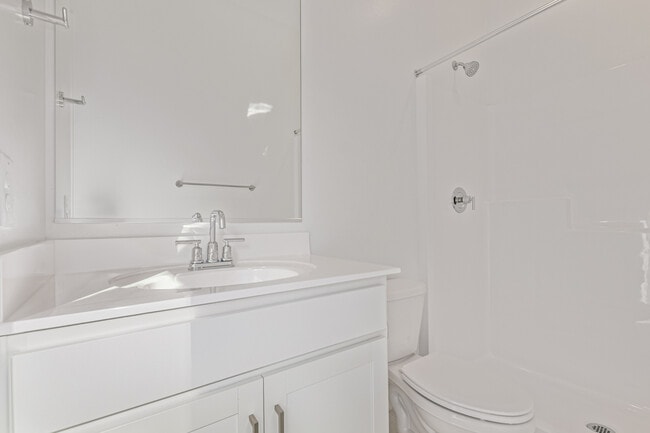 Building Photo - 713 W Longwood Dr