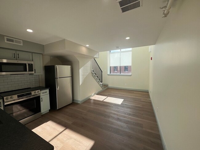 Building Photo - 160 Seabury St