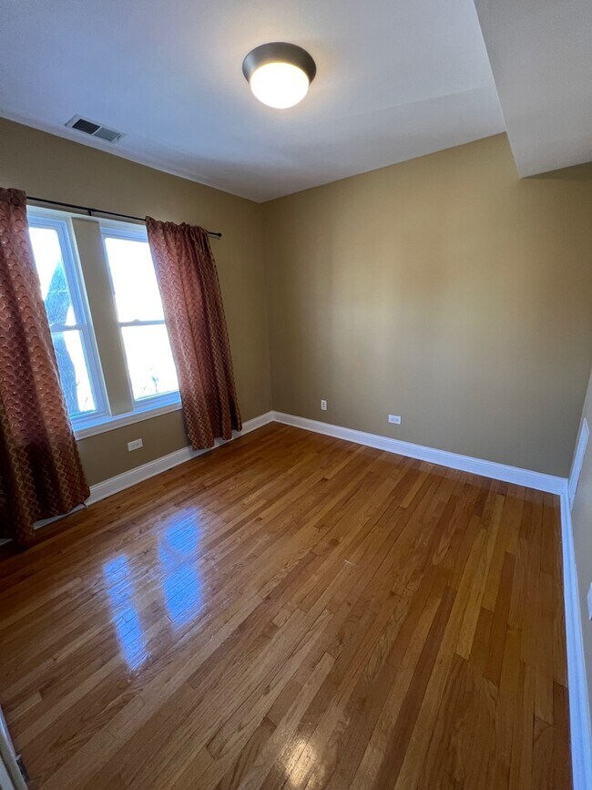 Building Photo - 7411 N Hoyne Ave