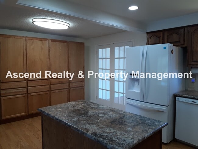 Building Photo - Updated 4 Bed on Cul de Sac Quick Access t...
