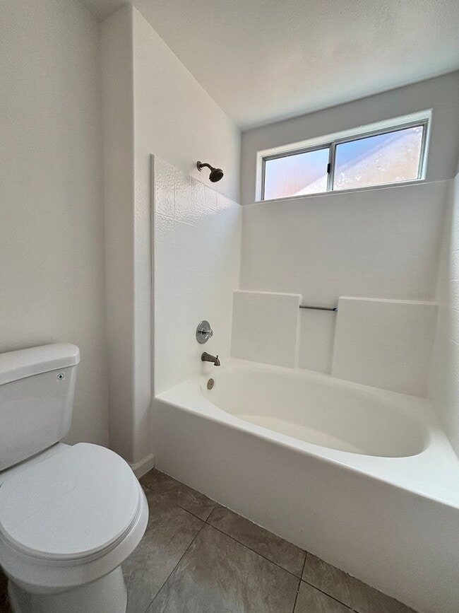 Building Photo - (APPLICATION PENDING) Renovated Spacious East Lancaster Single Story Home