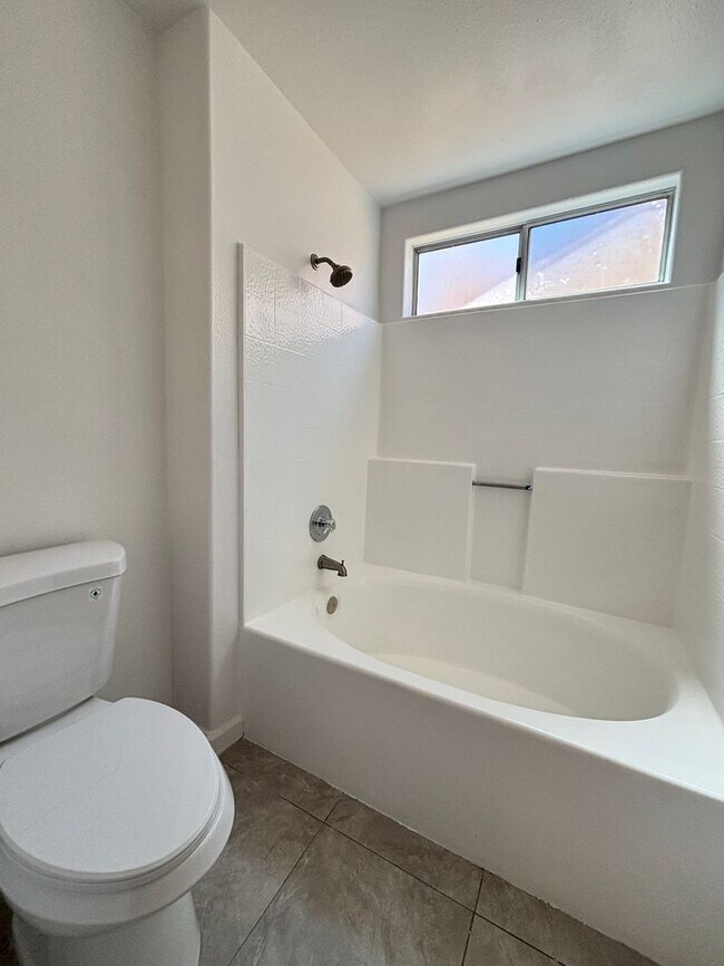 Building Photo - Renovated Spacious East Lancaster Single Story Home