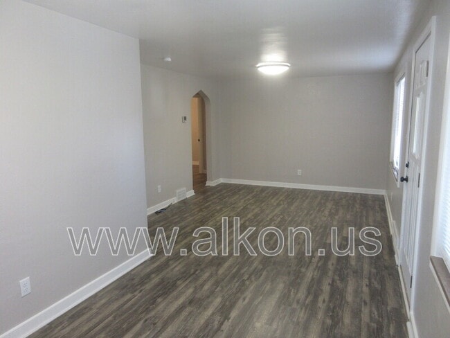 Building Photo - 4204 Willow Ave