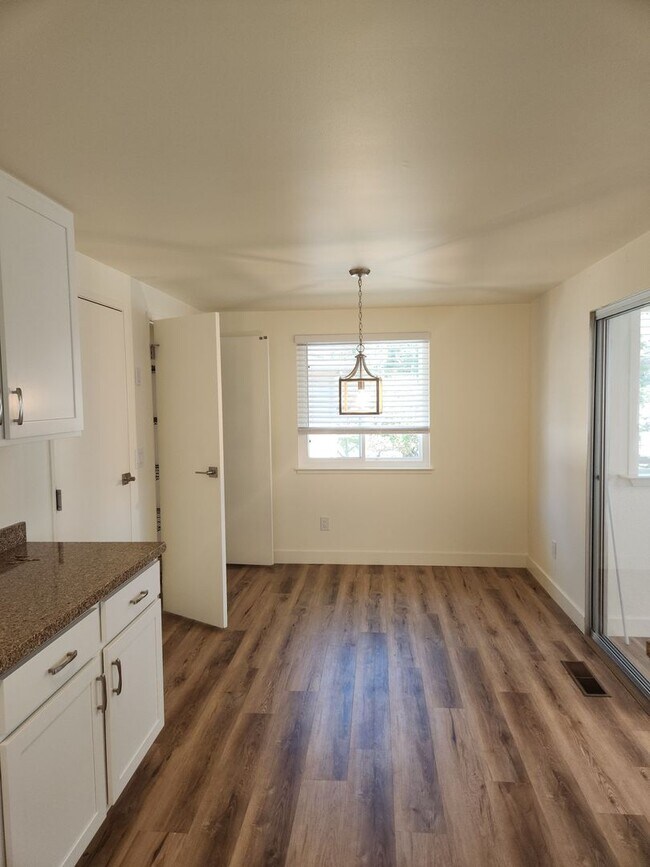 Building Photo - Lovely 2 bedroom, 2 bath in the Oakmont 55...