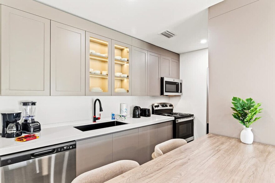 Building Photo - 8115 Thomas Dr