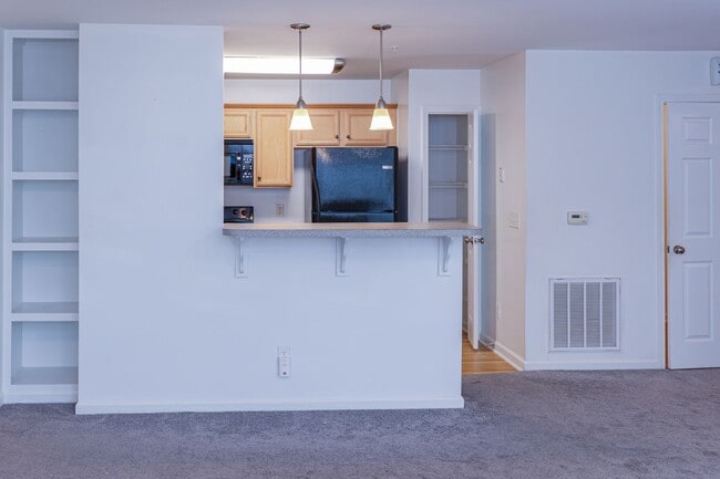 Building Photo - Cozy Greensboro 2 Bedroom 2 Bathroom Condo