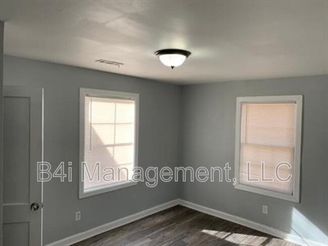 Building Photo - 1201 Lake Dr