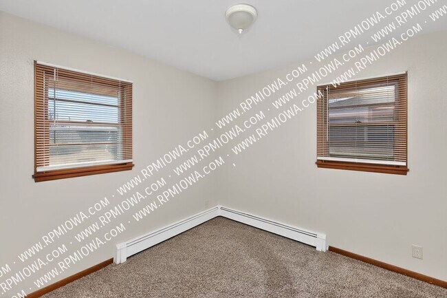 Building Photo - 312 E 5th St