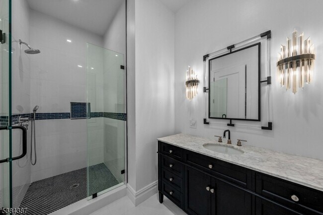 Building Photo - 472 High St