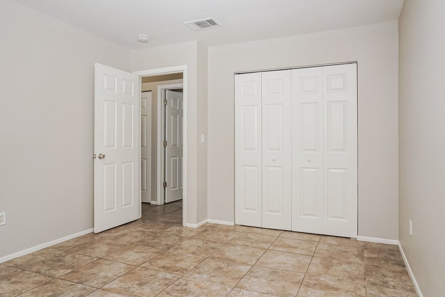 Building Photo - 2396 Roxbury Cir