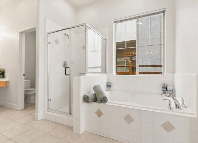 Building Photo - 6060 Cielo Cir