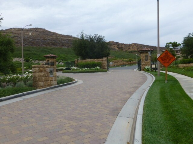 Building Photo - 4-Bedroom Home with Solar, Loft, and Gated Community Amenities in Valencia!