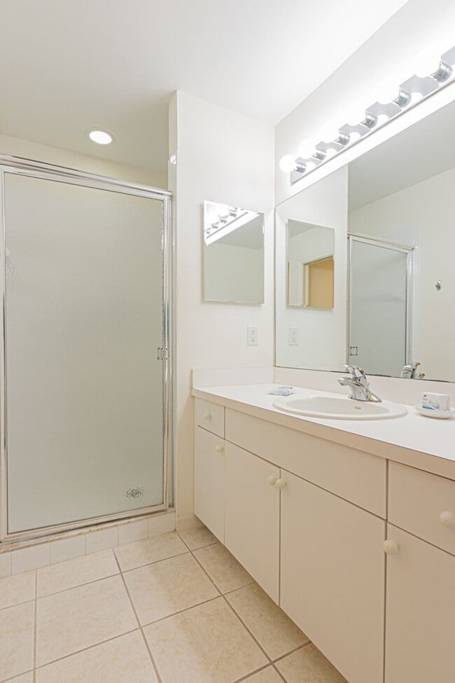 Building Photo - Fully Furnished Seasonal Condo Rental At G...