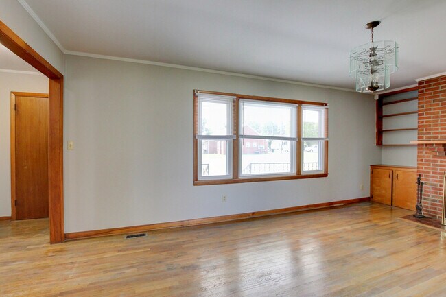 Building Photo - 104 W McReynolds Dr