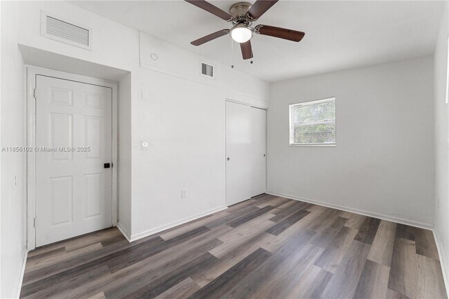 Building Photo - 290 NW 29th Ave