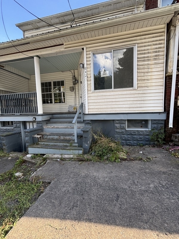 Building Photo - 842 W Pine St