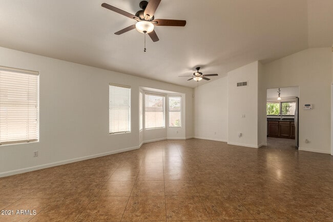 Building Photo - 4634 E Grovers Ave