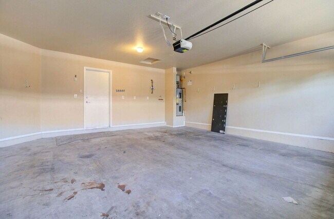 Building Photo - 2725 E Mine Creek Rd