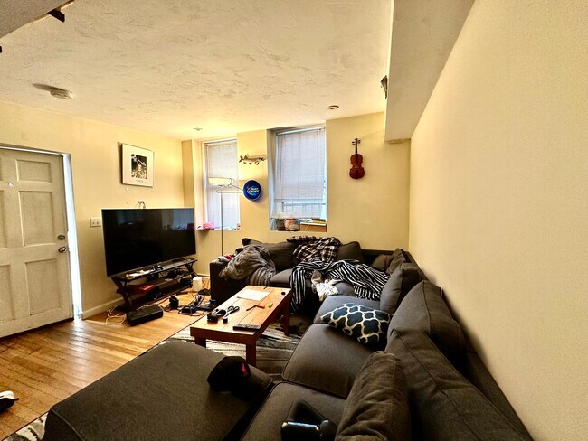 Building Photo - 108 Myrtle St