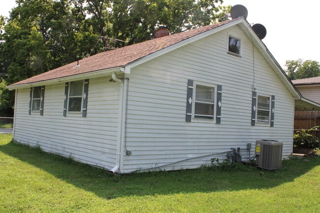 Building Photo - 2bed 1 bath in Independence off Chrysler