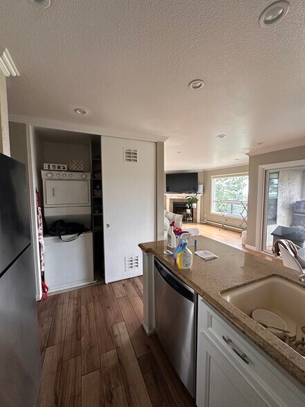 Building Photo - 2505 Miramar Ave